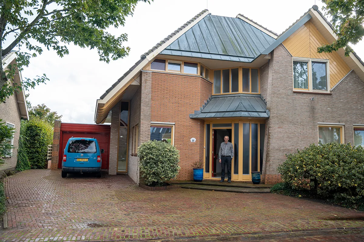 Duurzame vrijstaande woning uit 2000 met zonnepanelen, raam- en wandverwarming en zonwerende lamellen aan de zuidkant.